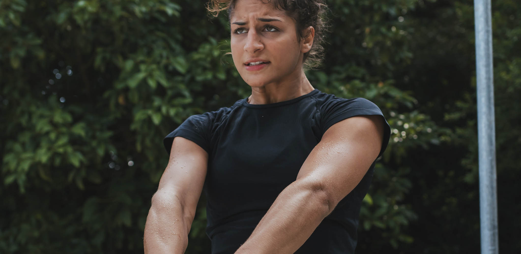 Mulher levanta kettlebell