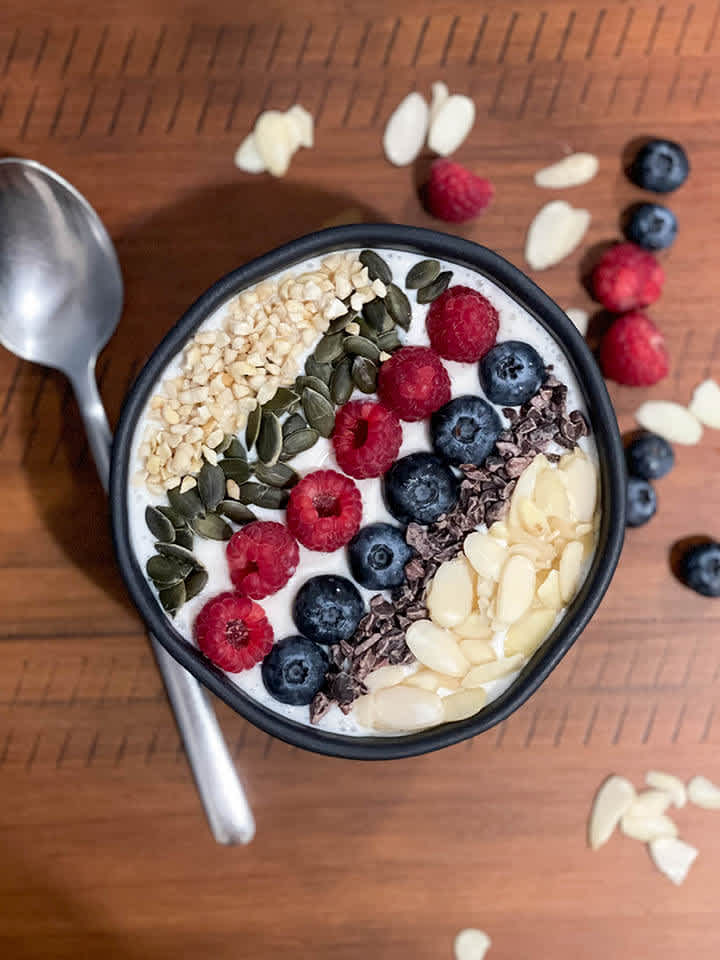 Ricetta bowl per colazione proteica con yogurt