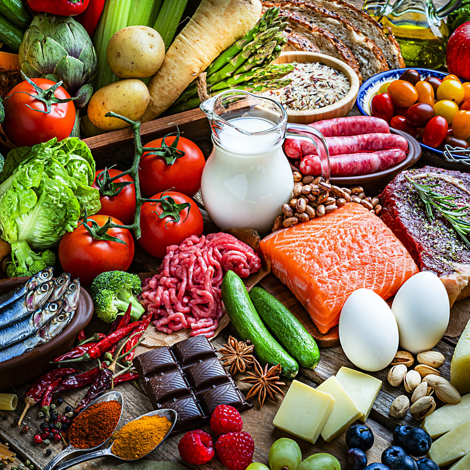 mesa com produtos ricos em vitamina B12, como salmão, ovos e vegetais de folhas escuras