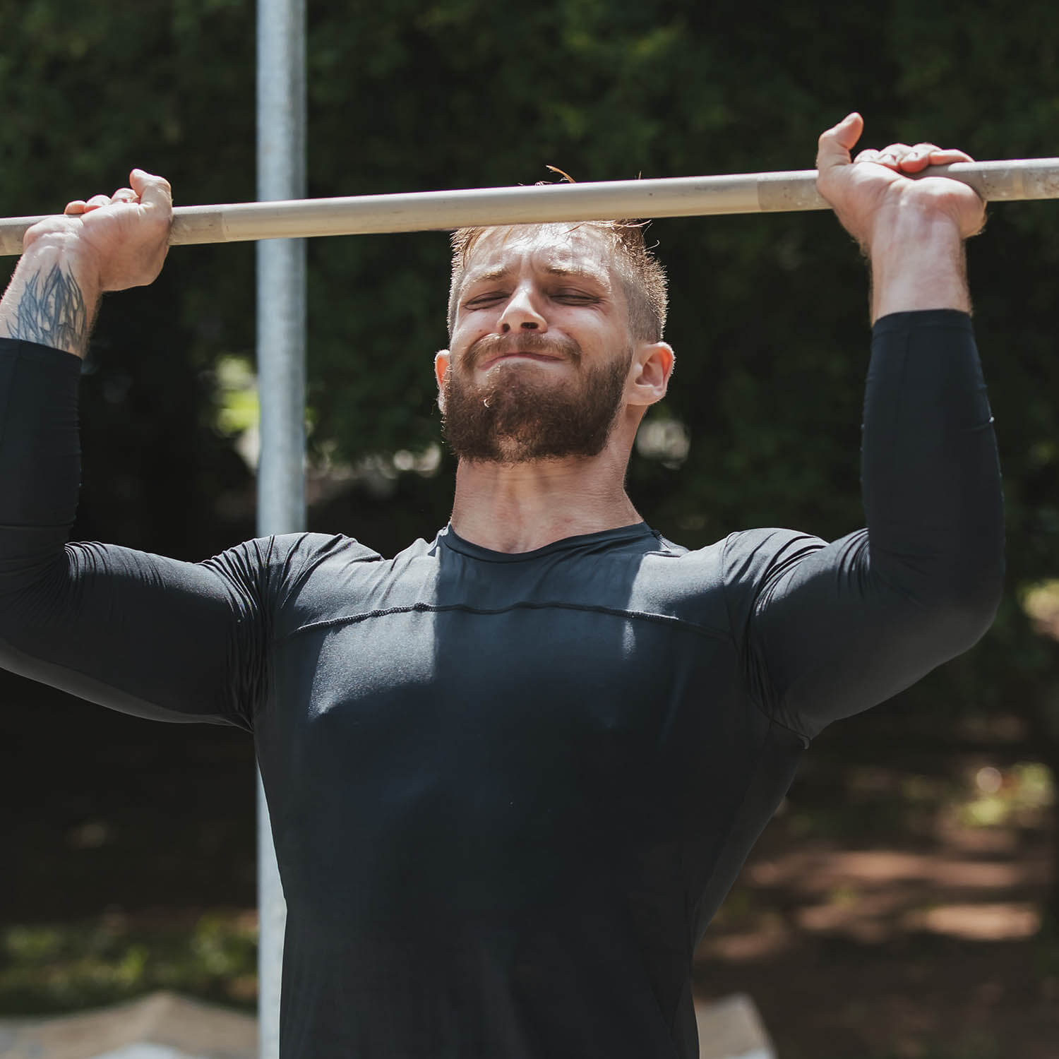 Homem faz exercício com barra
