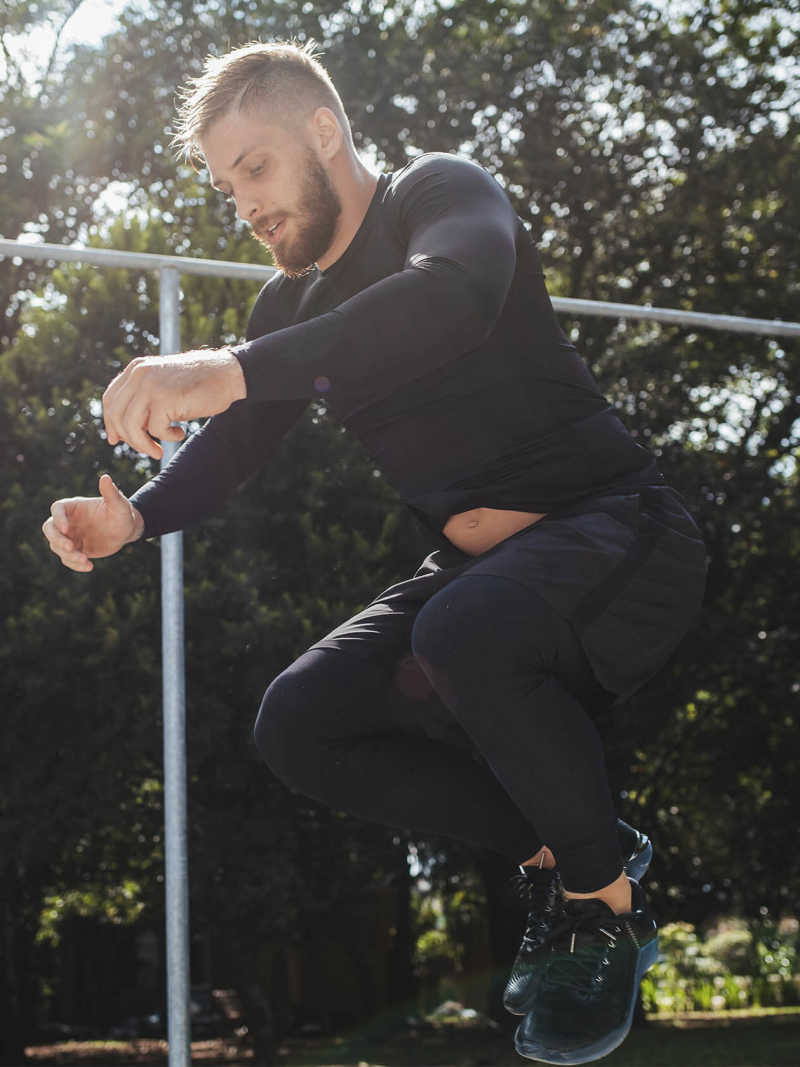 Homem salta em treino ao ar livre