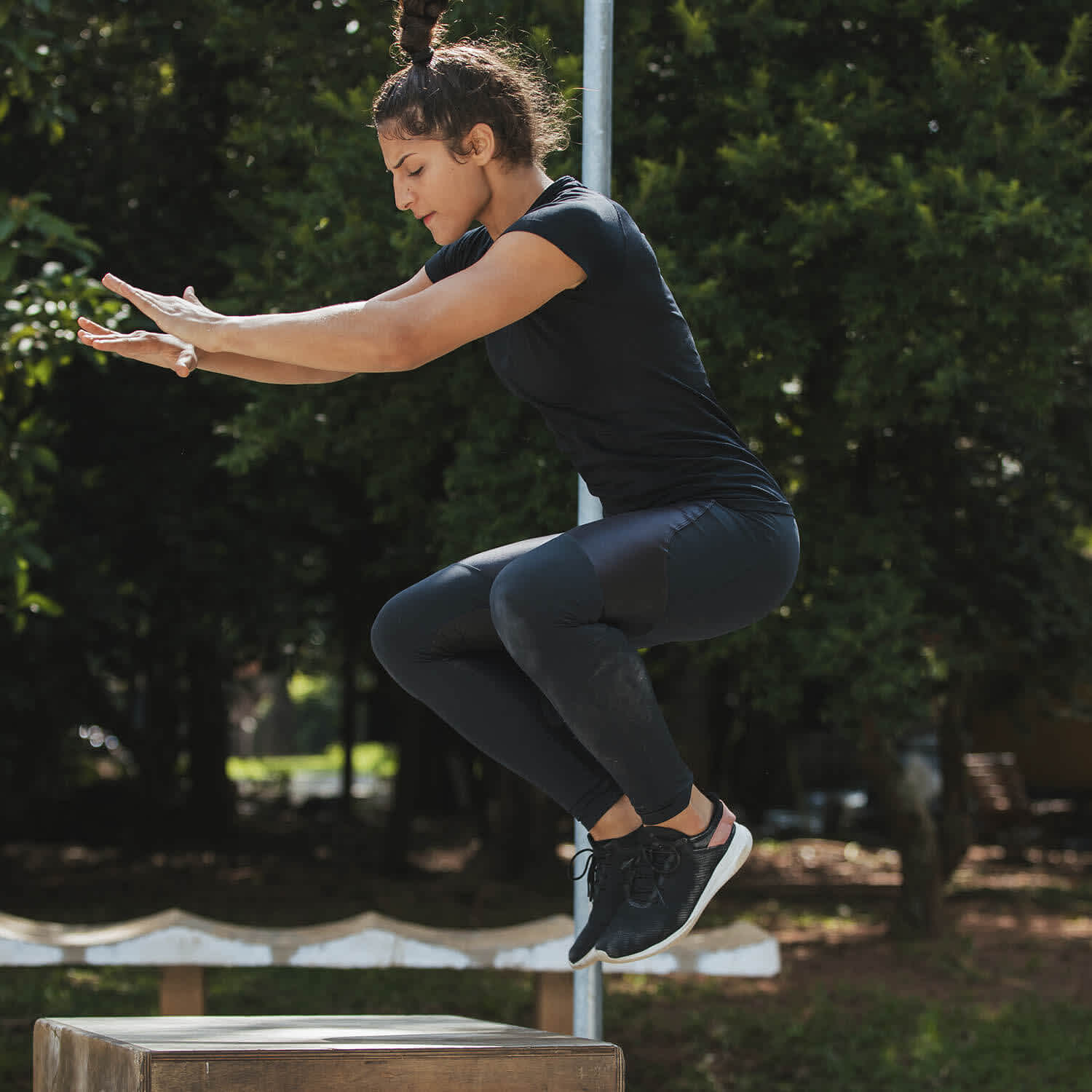 Mulher faz salto durante treino