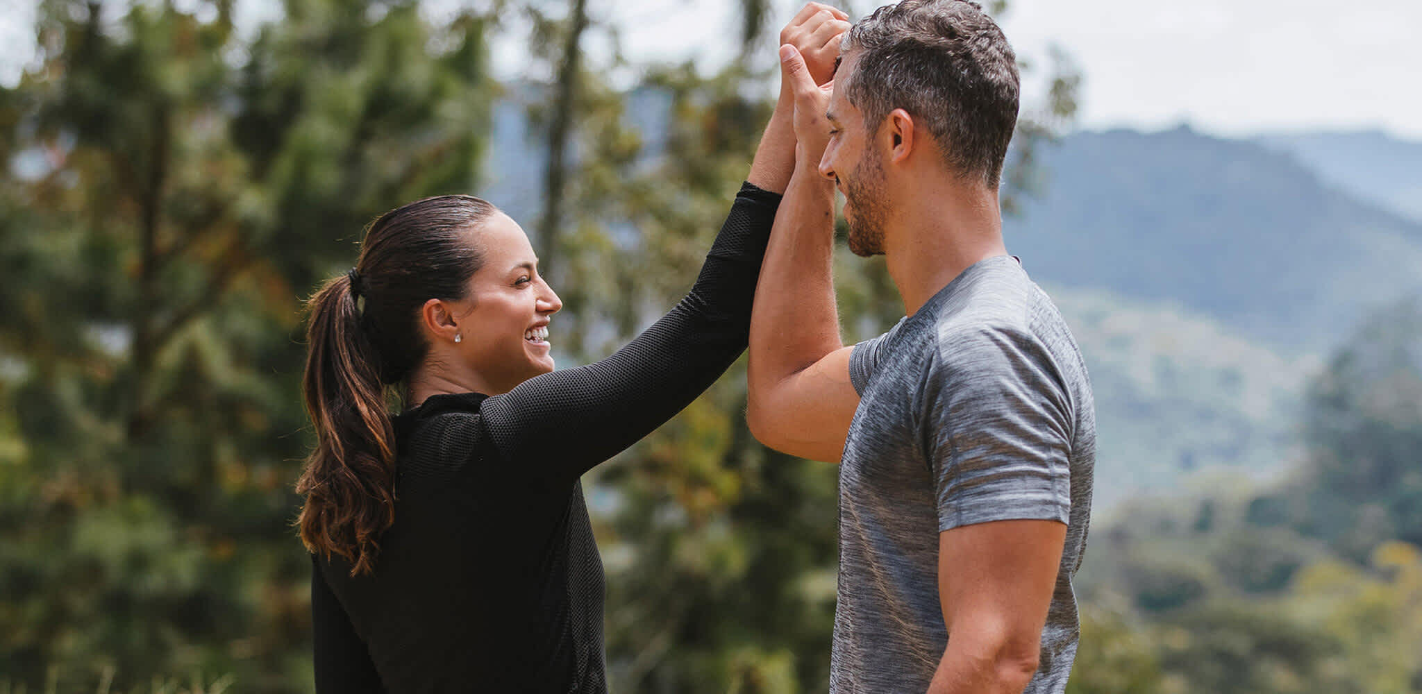 Casal de amigos se cumprimenta durante treinamento