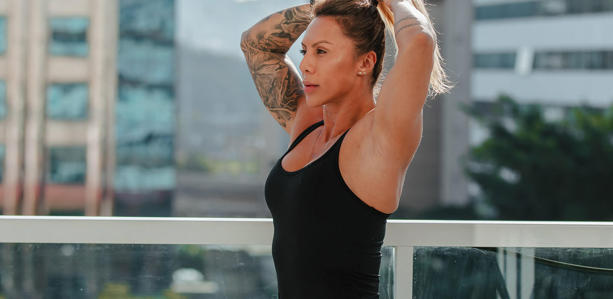 Mulher se exercita ao ar livre