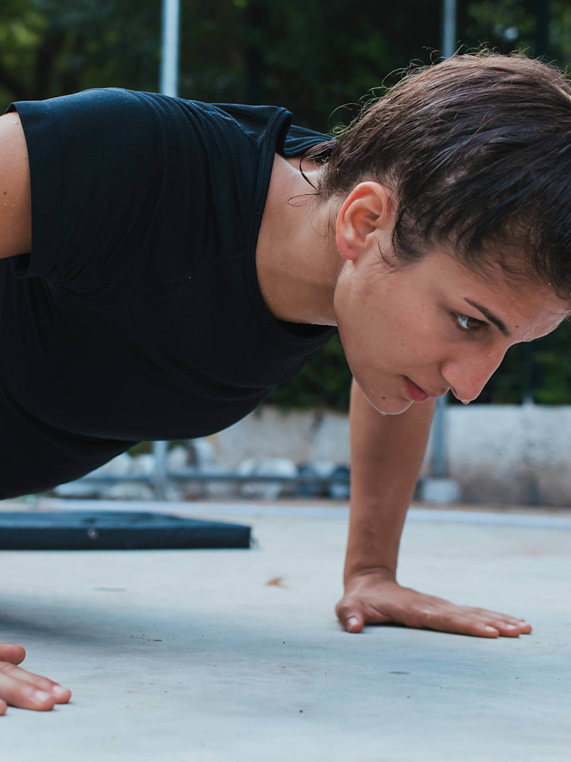 Mulher faz exercício de prancha