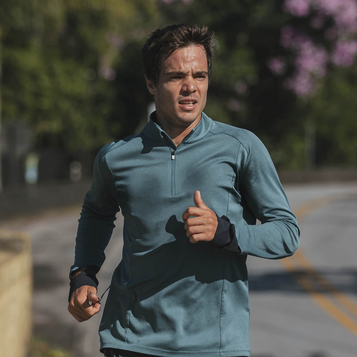 Homem corre em rodovia