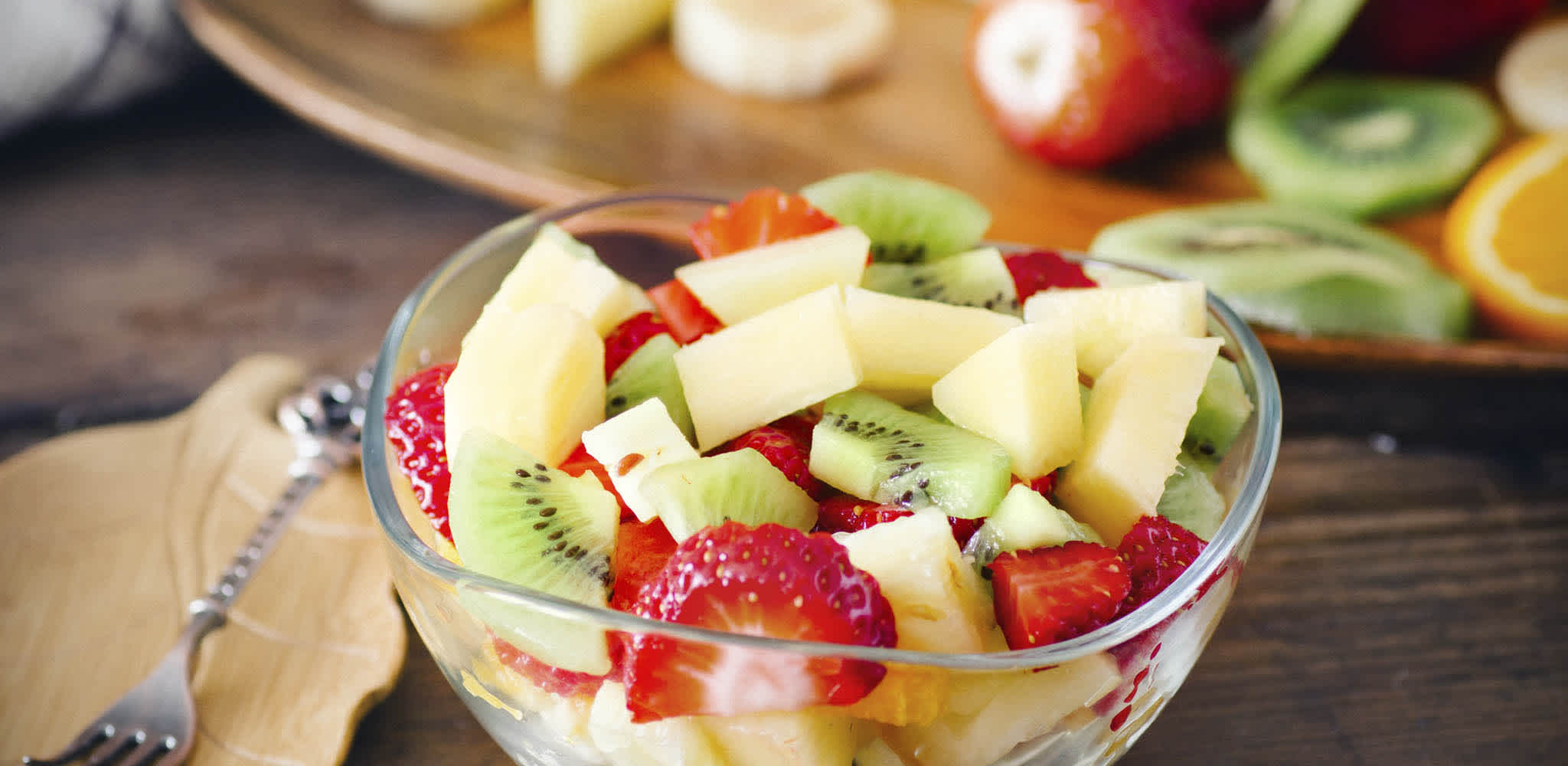 Salada de frutas com maça, morango e kiwi