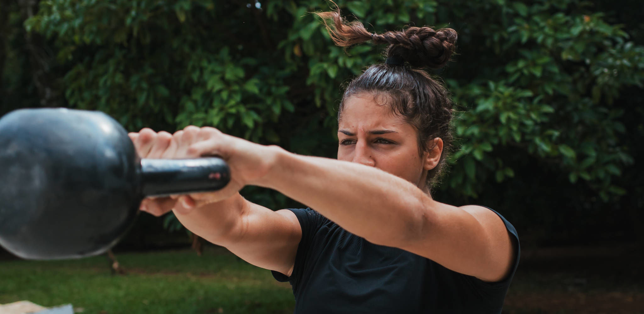 Mulher faz exercícios para fortalecer bíceps e tríceps