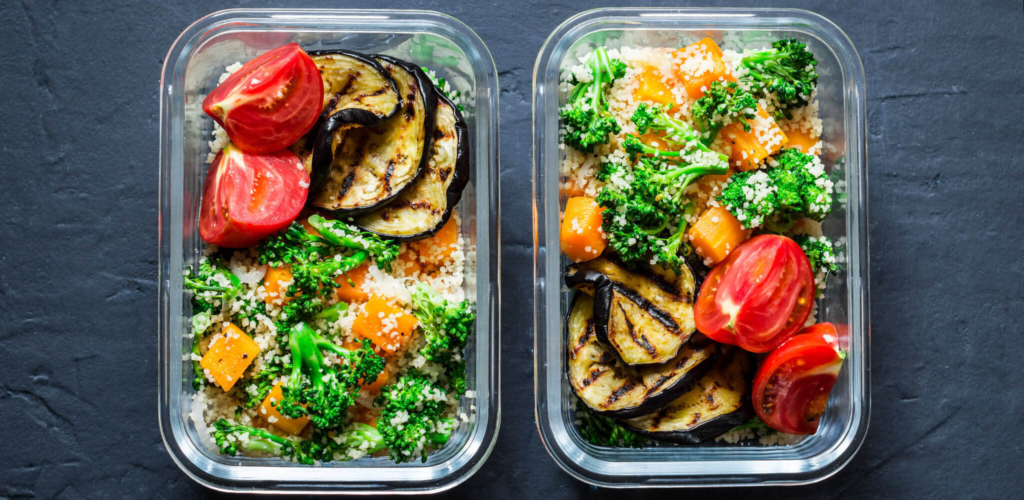 Duas vasilhas de vidro com legumes variados, como cenoura, brócolis, tomate e berinjela
