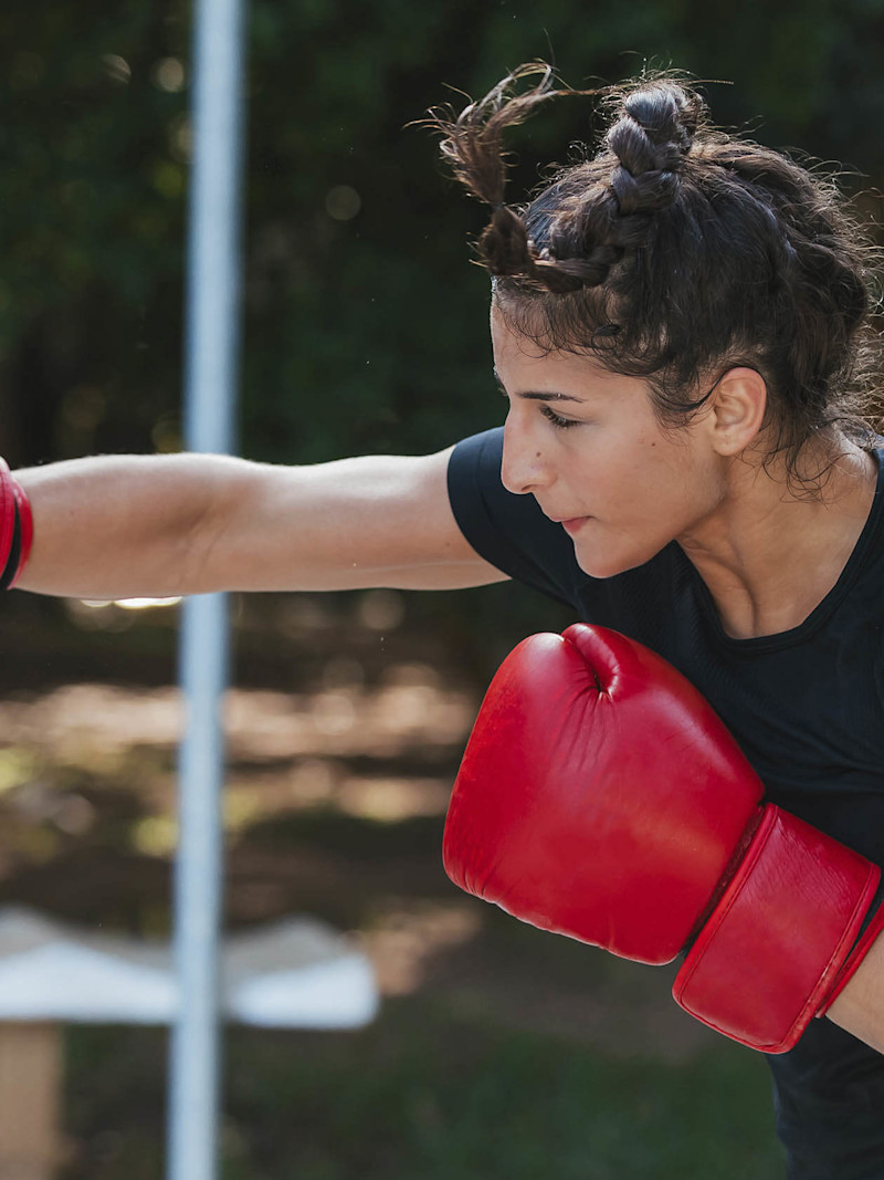 Mulher treina boxe