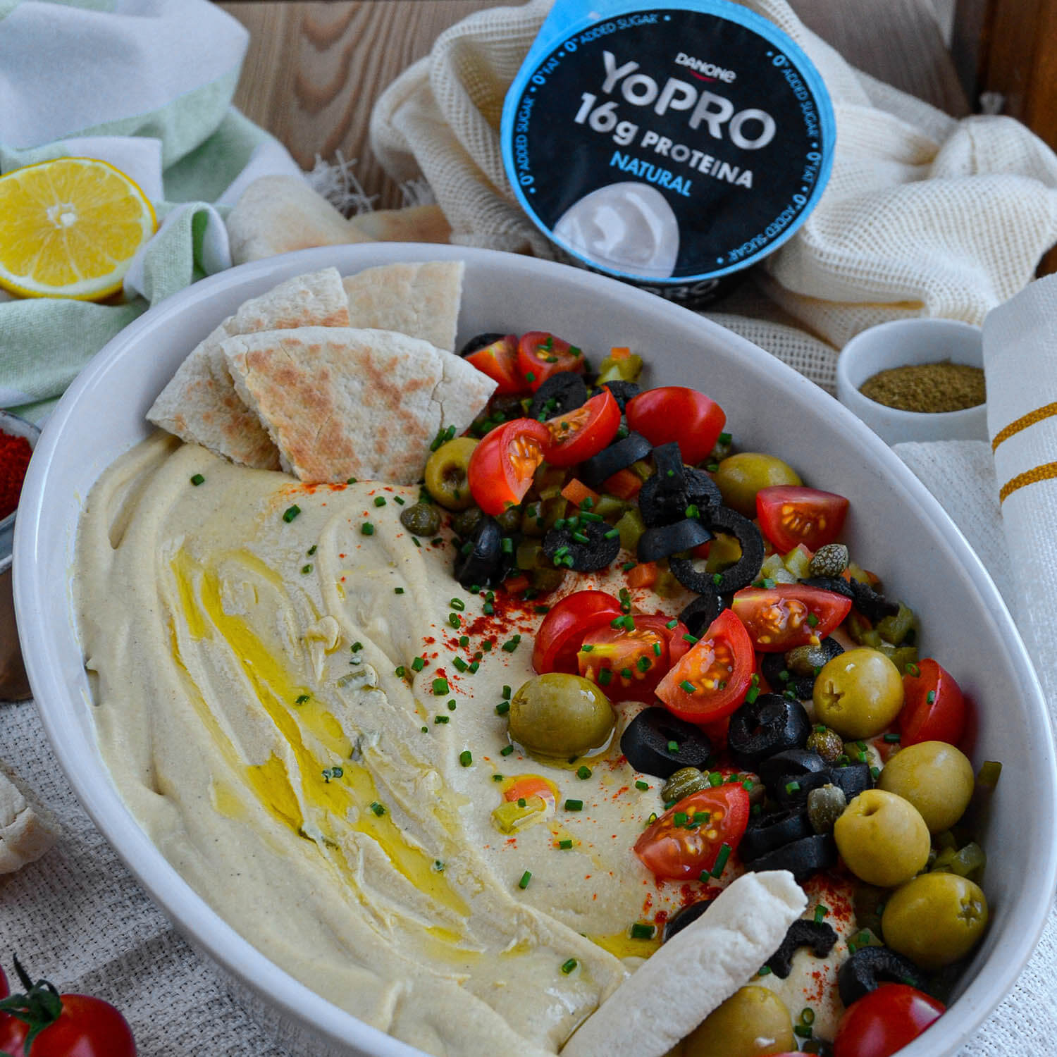 refeição de tabule, homus, pão sírio e YoPRO colherável  