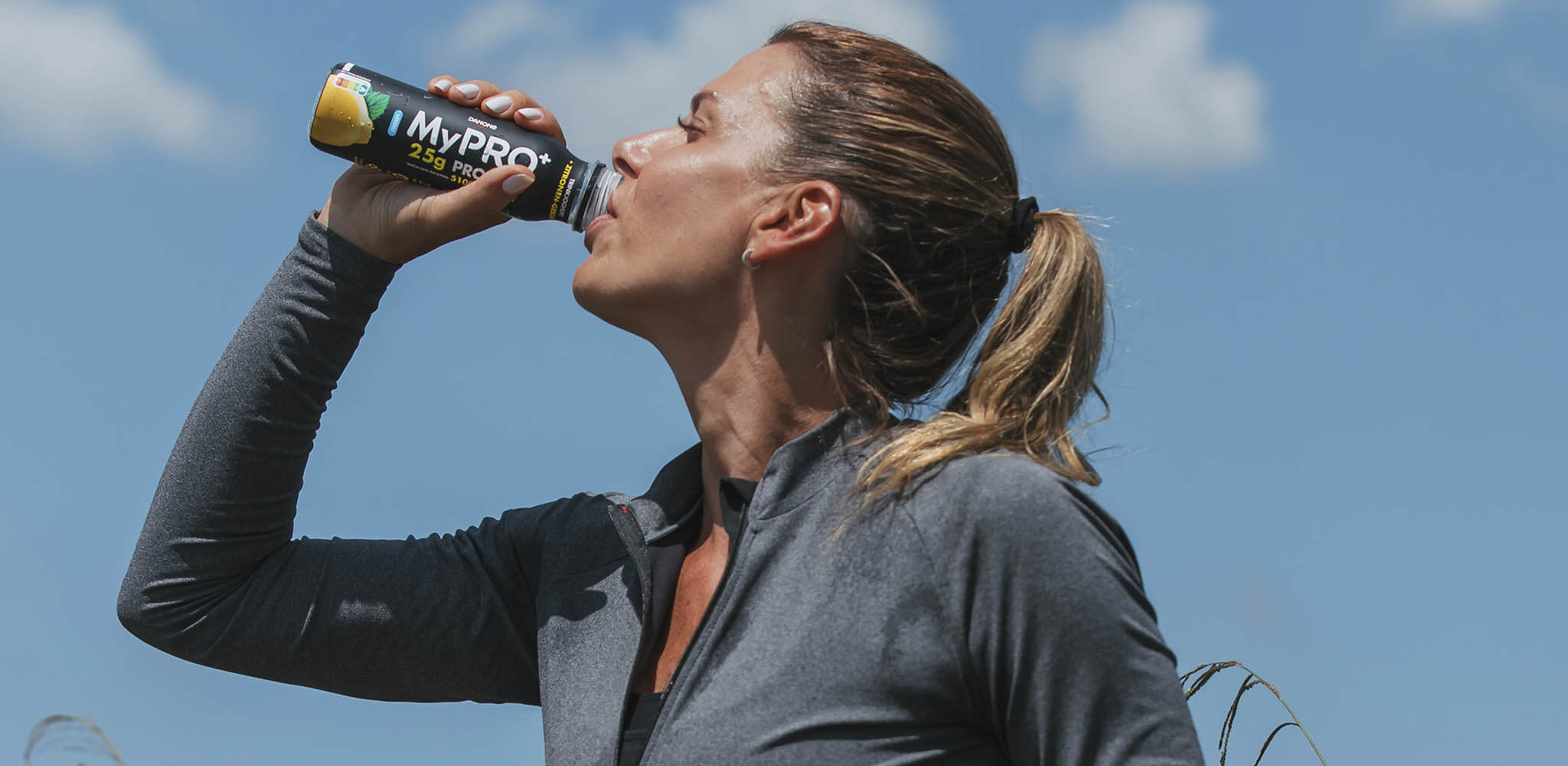 Mulher consome YoPRO smoothie