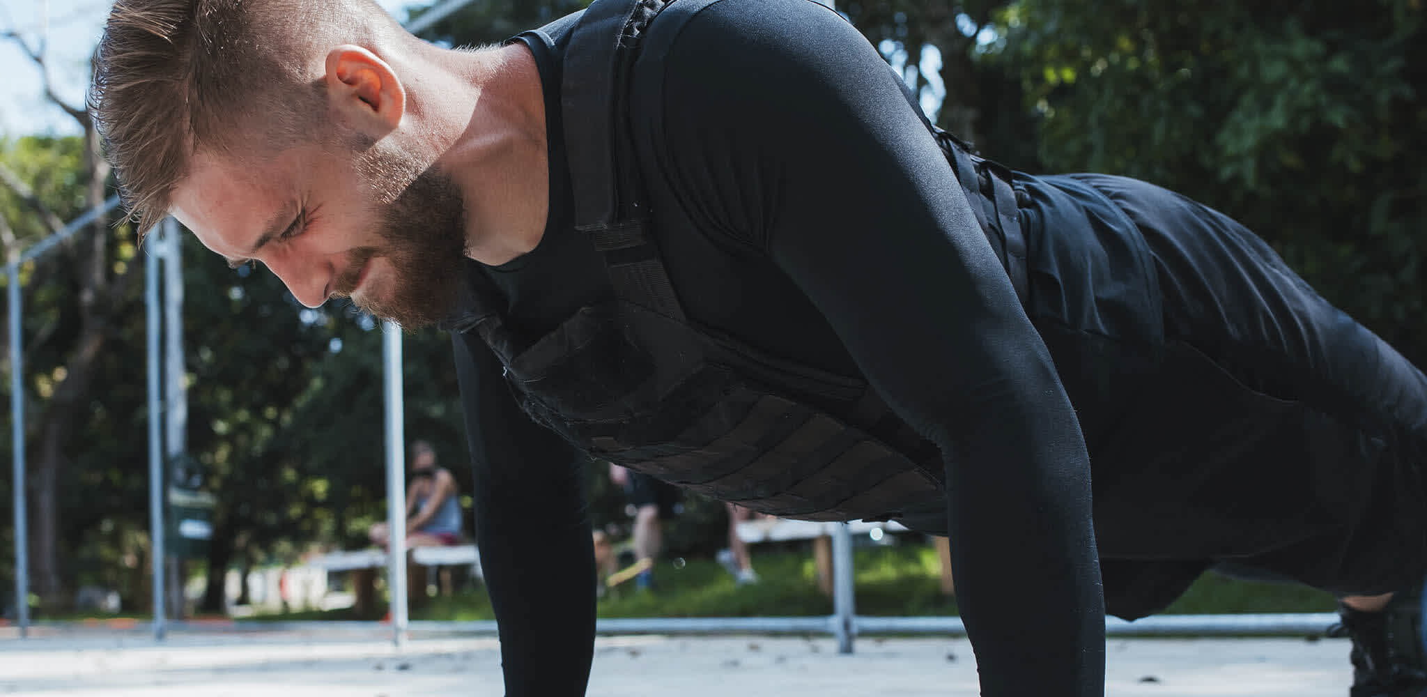 Homem faz flexão em treino ao ar livre