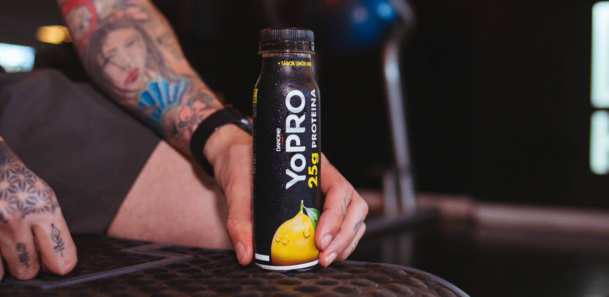 Homem segura embalagem de YoPRO liquido
