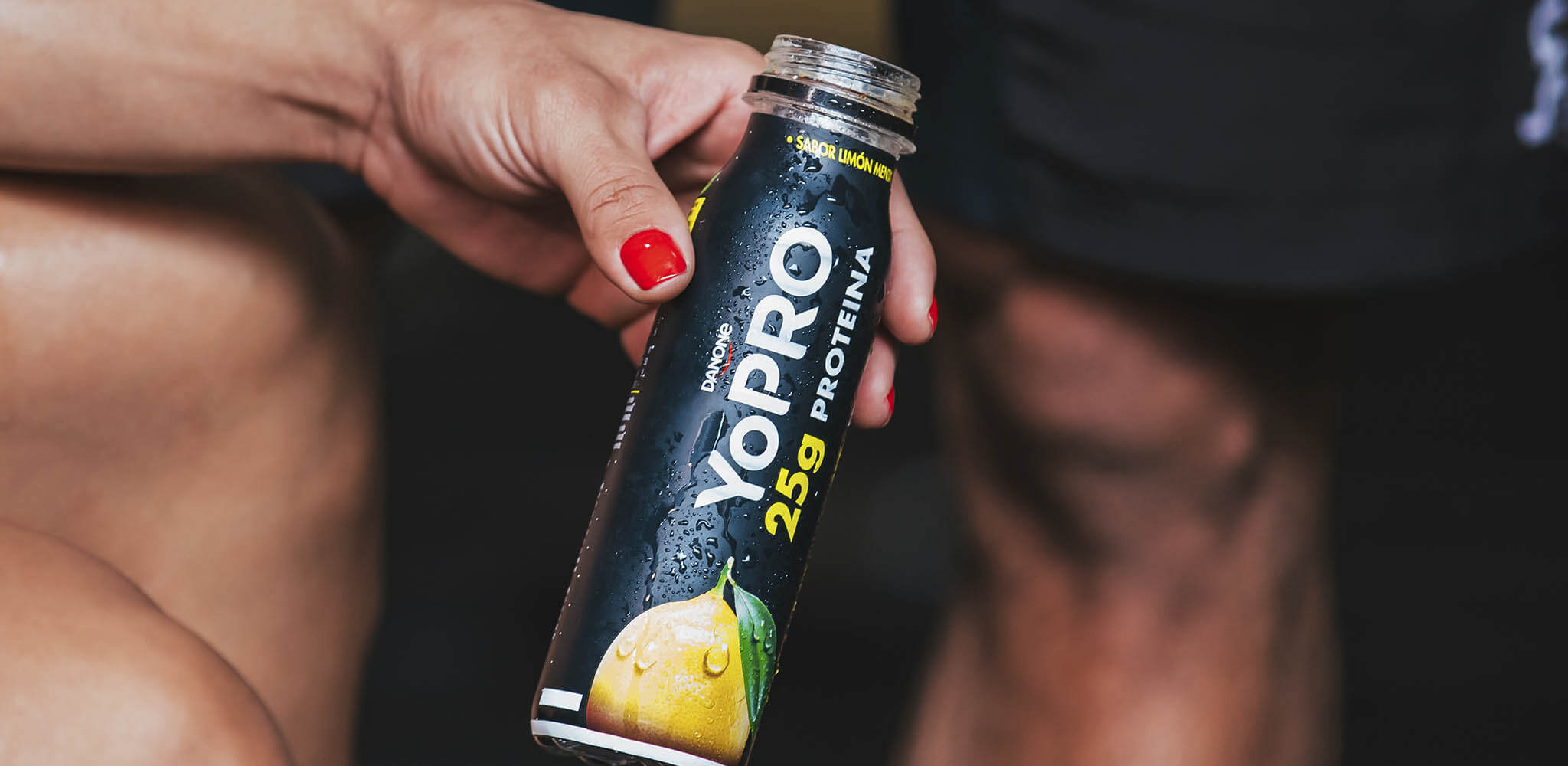 Mulher segura garrafa de Smoothie YoPRO