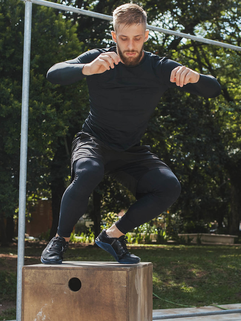 Homem faz salto em treino ao ar livre