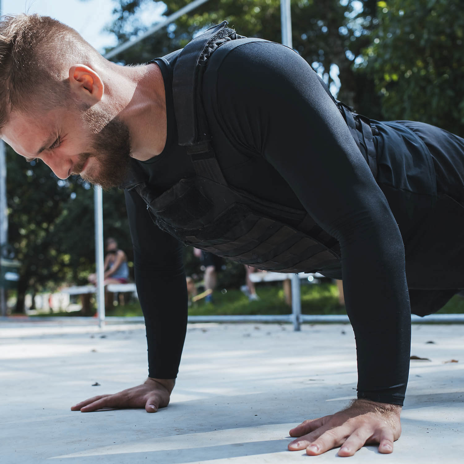 Homem faz exercício de flexão