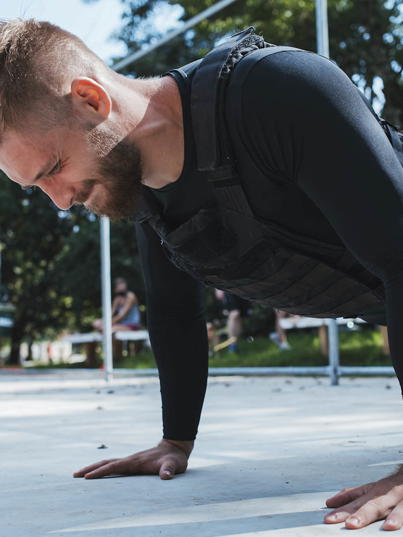 Homem faz exercício de flexão