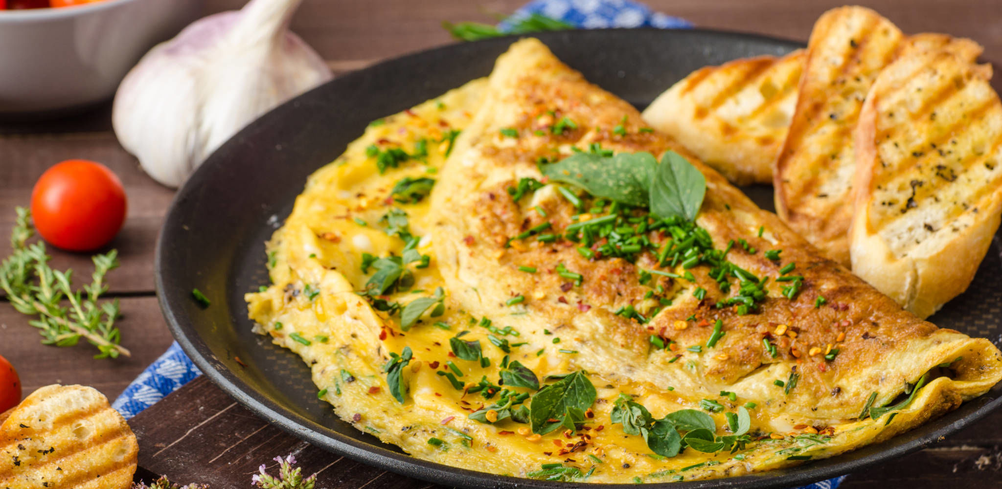 Omelete acompanhado de pães