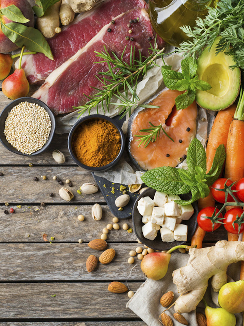 Legumes, hortaliças e carne sobre uma bancada de madeira
