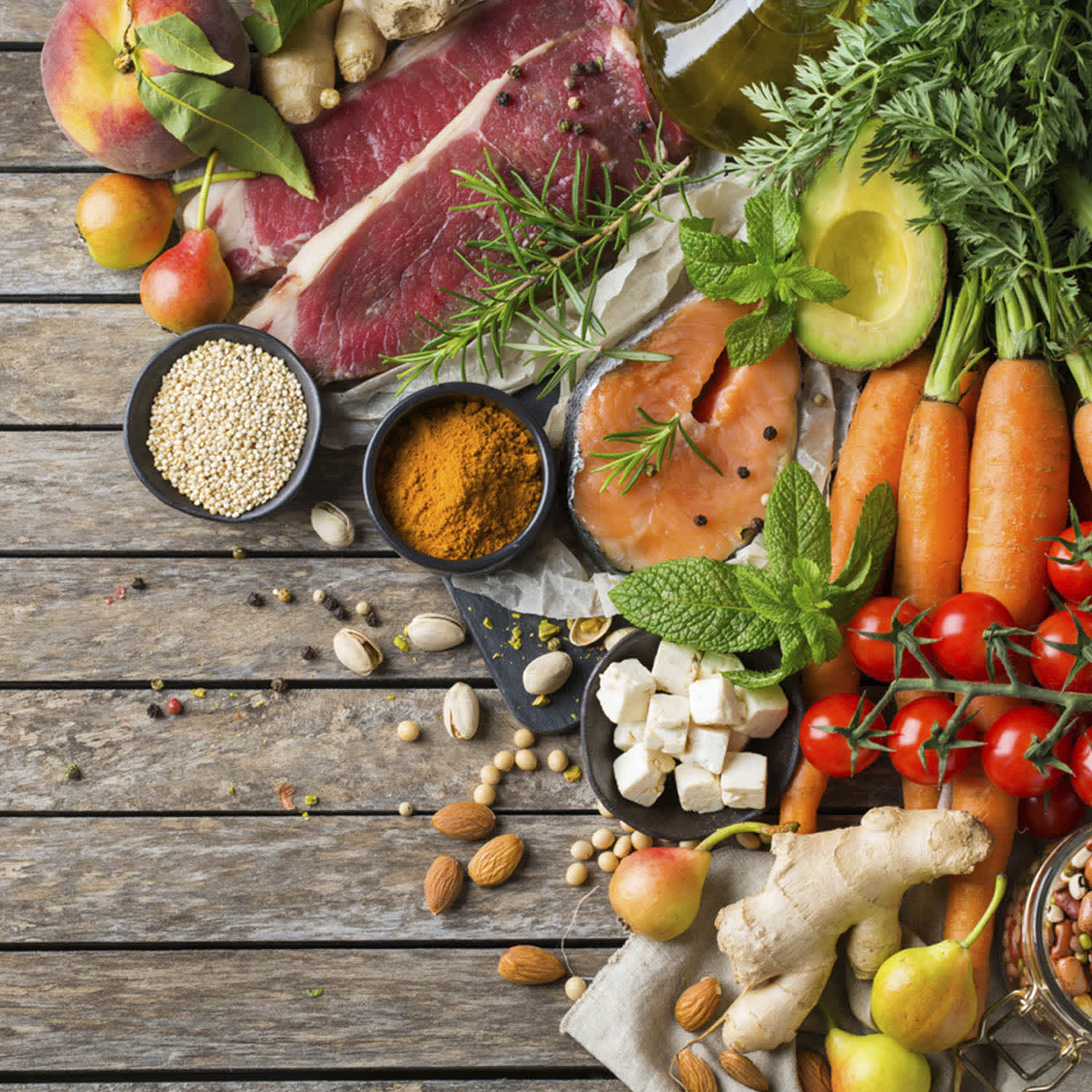 Legumes, hortaliças e carne sobre uma bancada de madeira