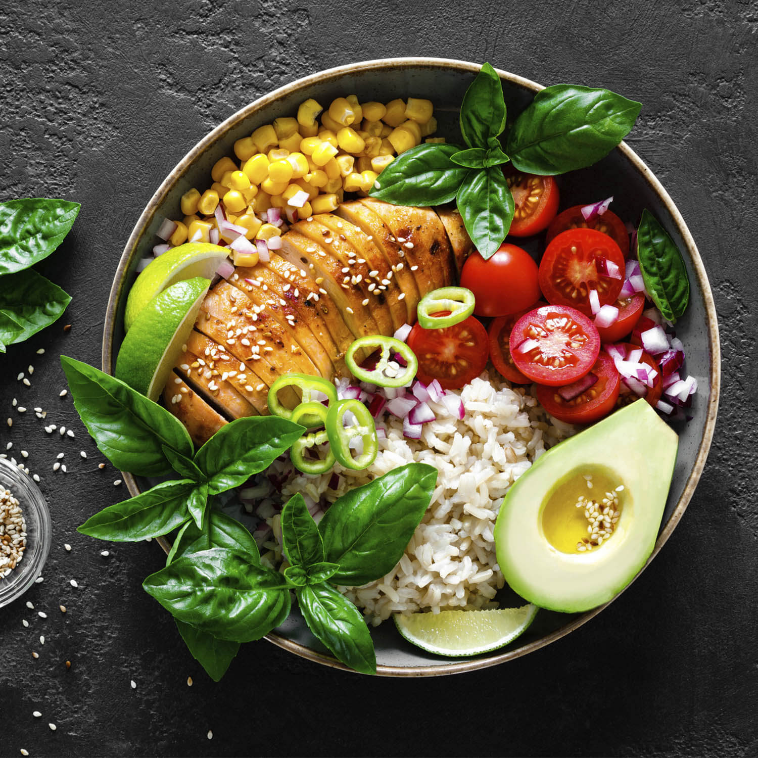 Prato de refeição com carne magra fatiada, folhas verdes, arroz e milho verde