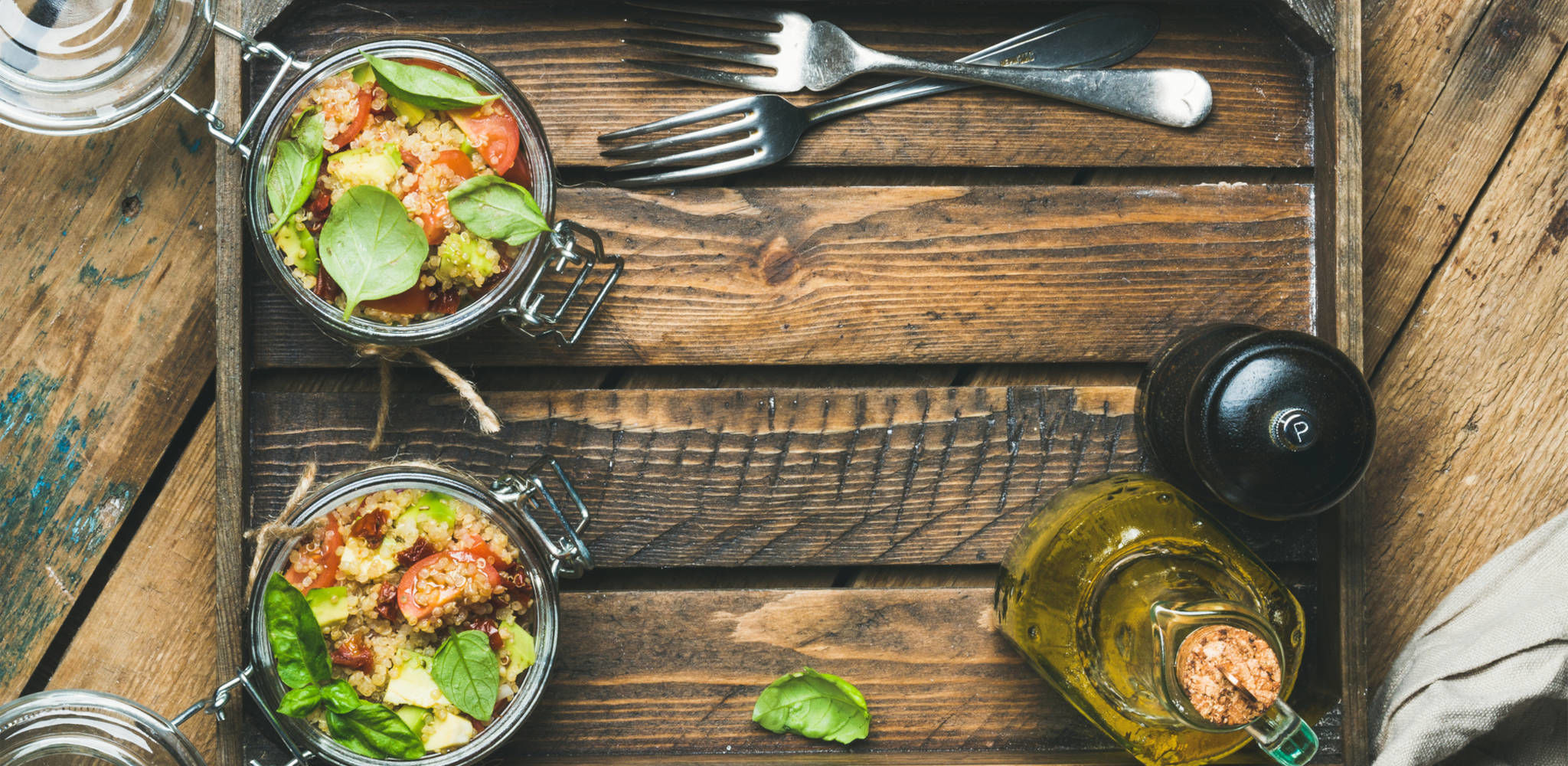 Salada com quinoa em uma bandeja de madeira