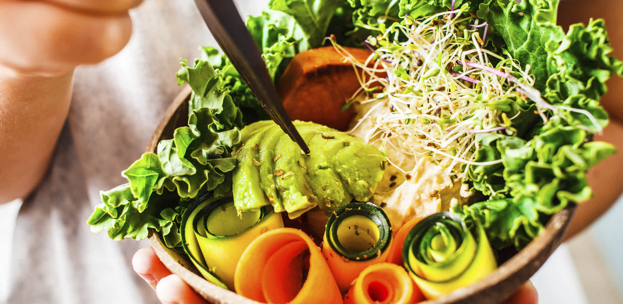 Mesa com grãos, verduras, raízes e laticínios