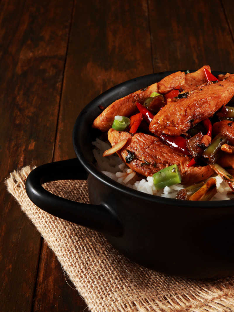 Arroz japonês e frango teriyaki com legumes