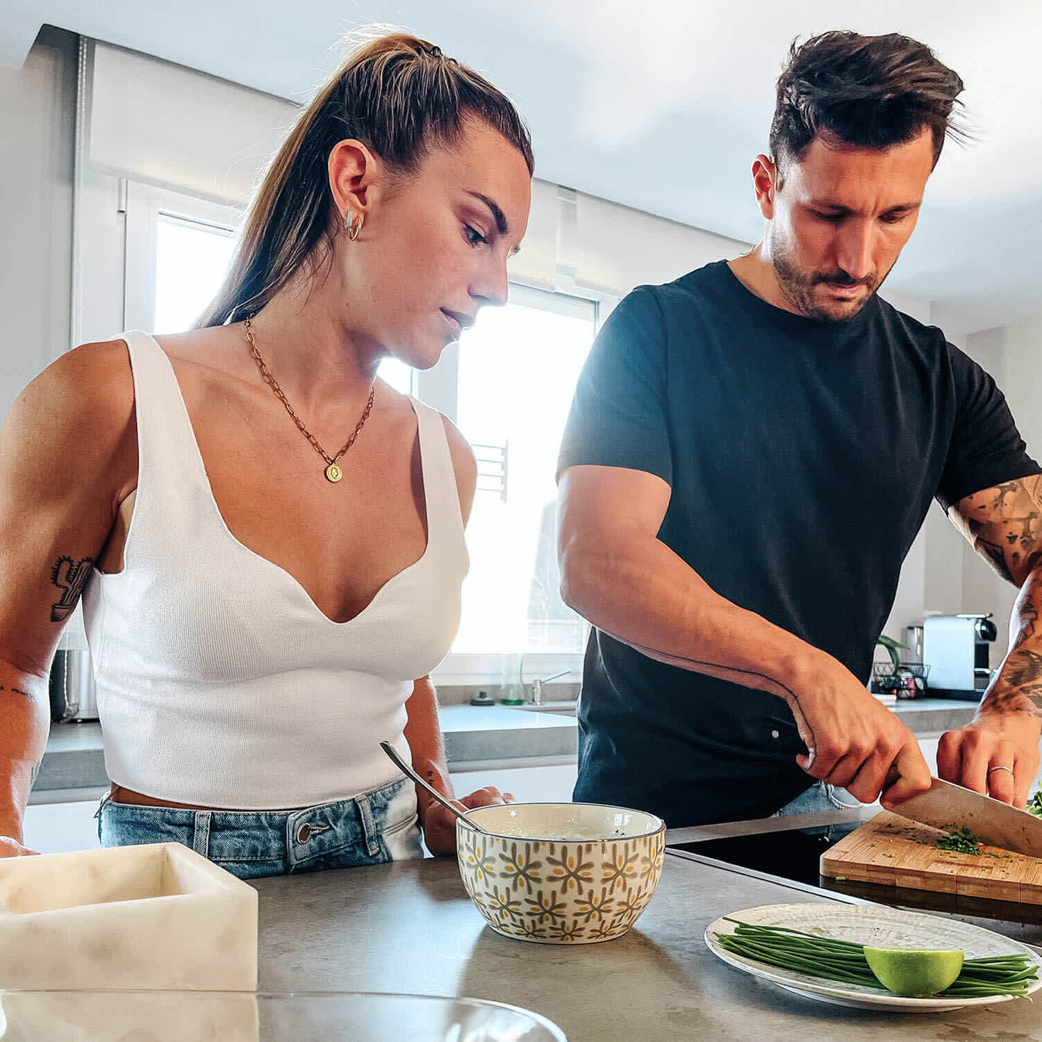 Homem e mulher cozinham juntos