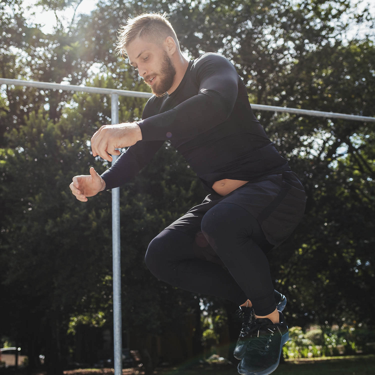 Homem salta em treino ao ar livre