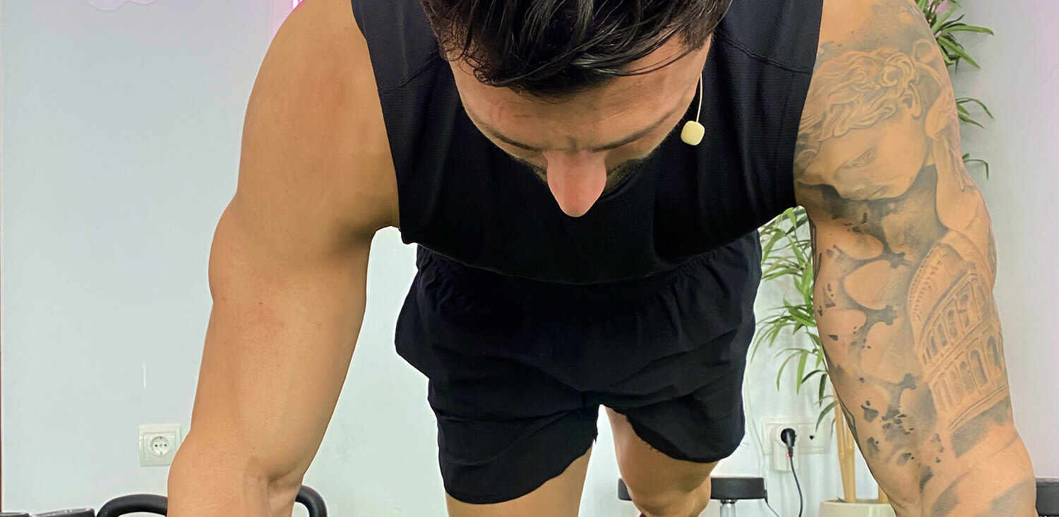 Homem faz exercício em academia