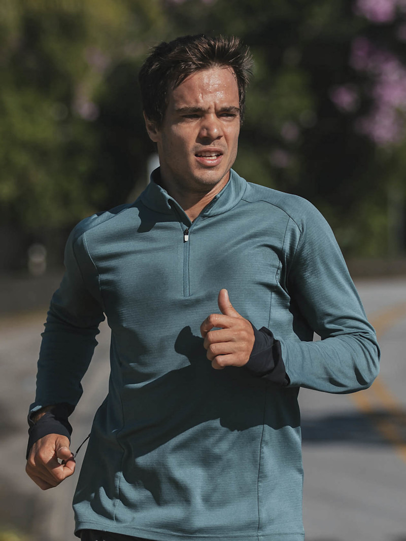 Homem corre em rodovia
