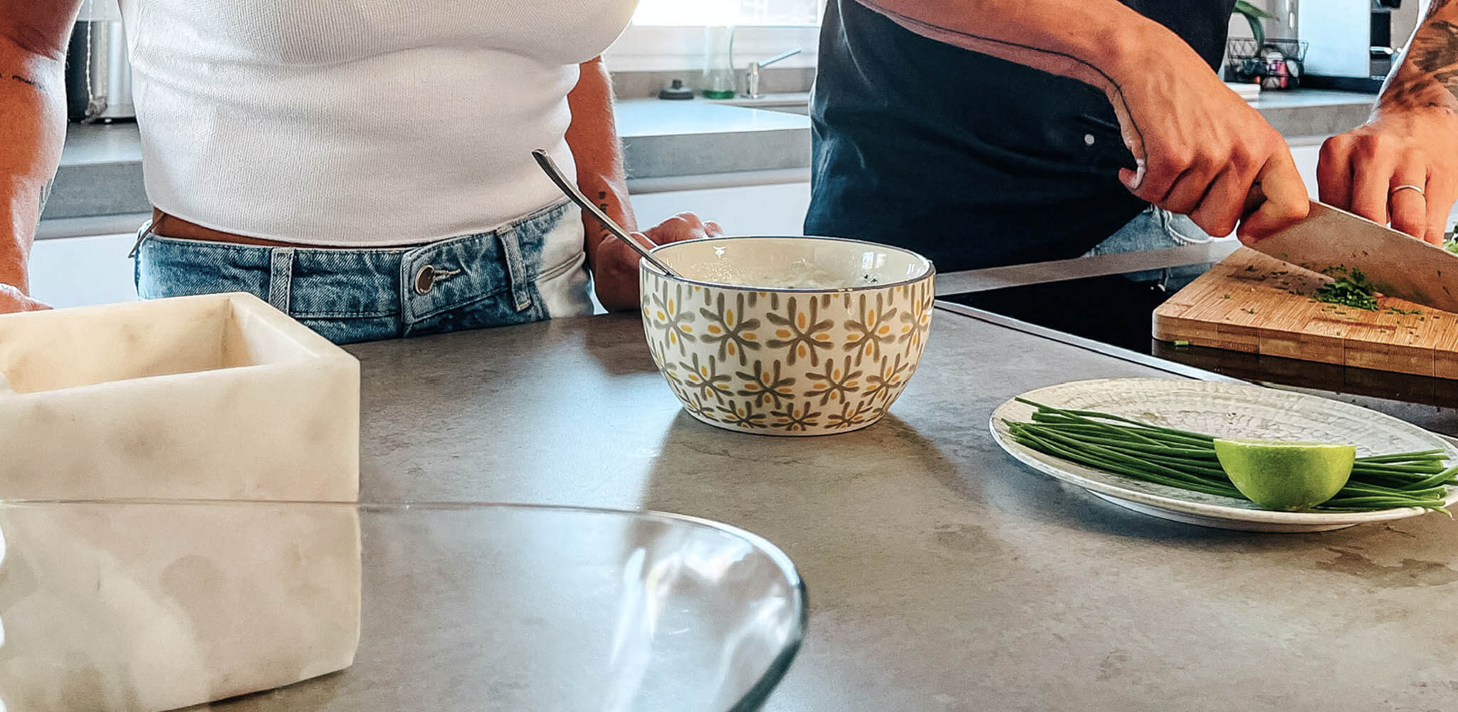 casal cozinhando