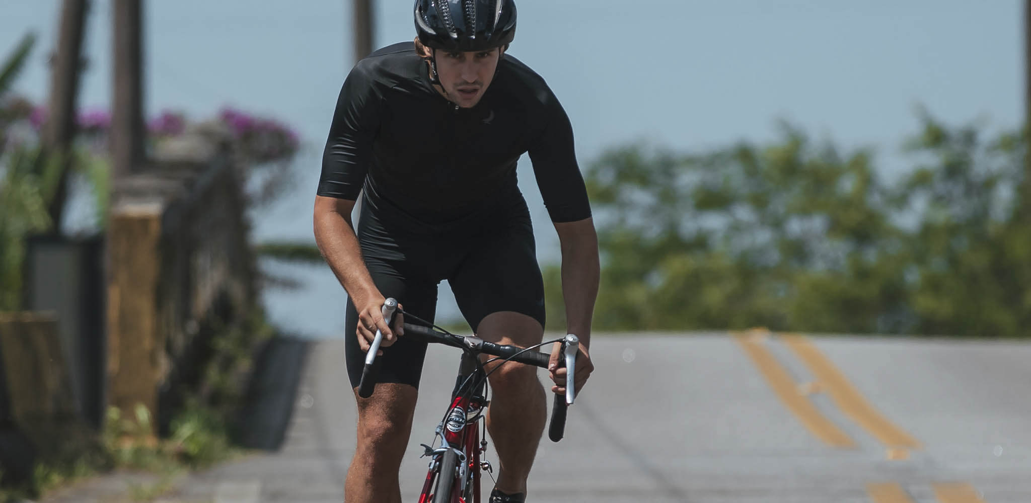 Ciclista treina em rodovia