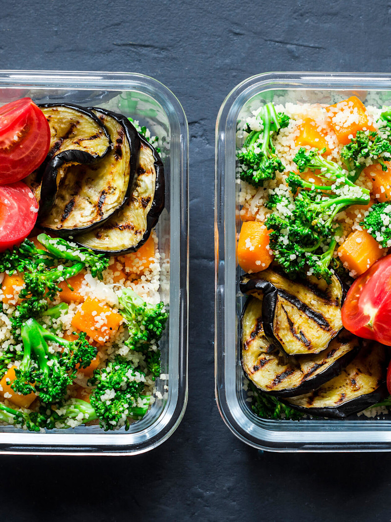 Duas vasilhas de vidro com legumes variados, como cenoura, brócolis, tomate e berinjela