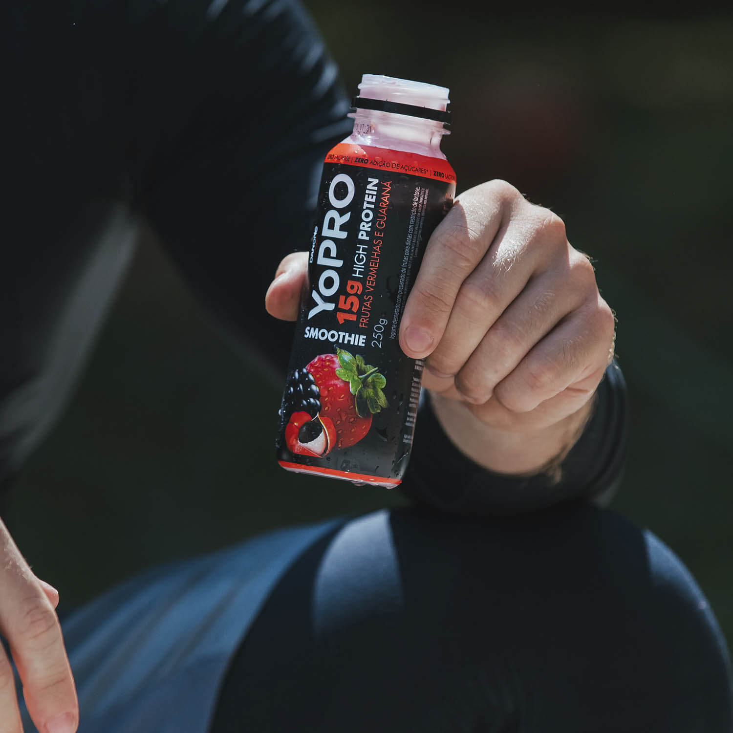 Homem segura garrafa de Smoothie YoPRO