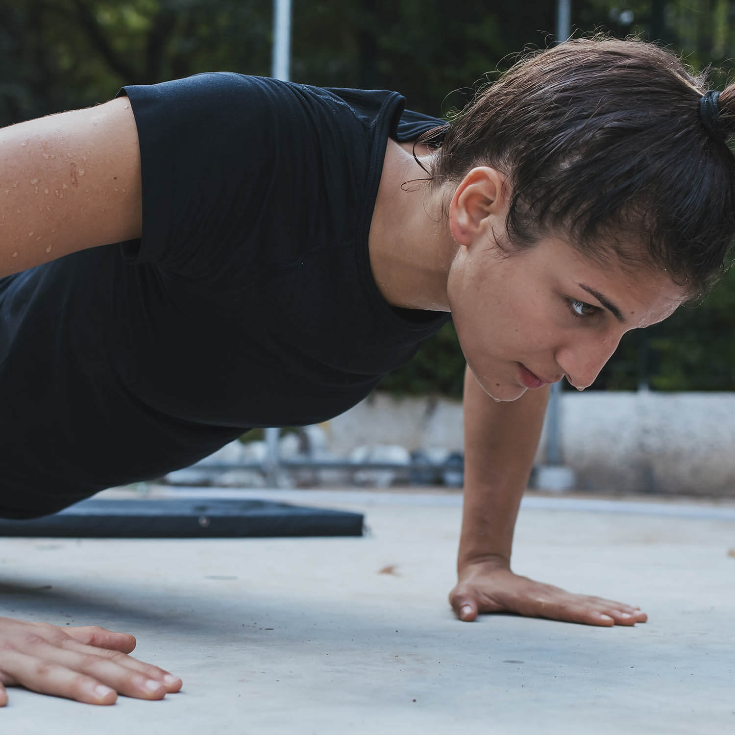 Mulher faz exercício de prancha