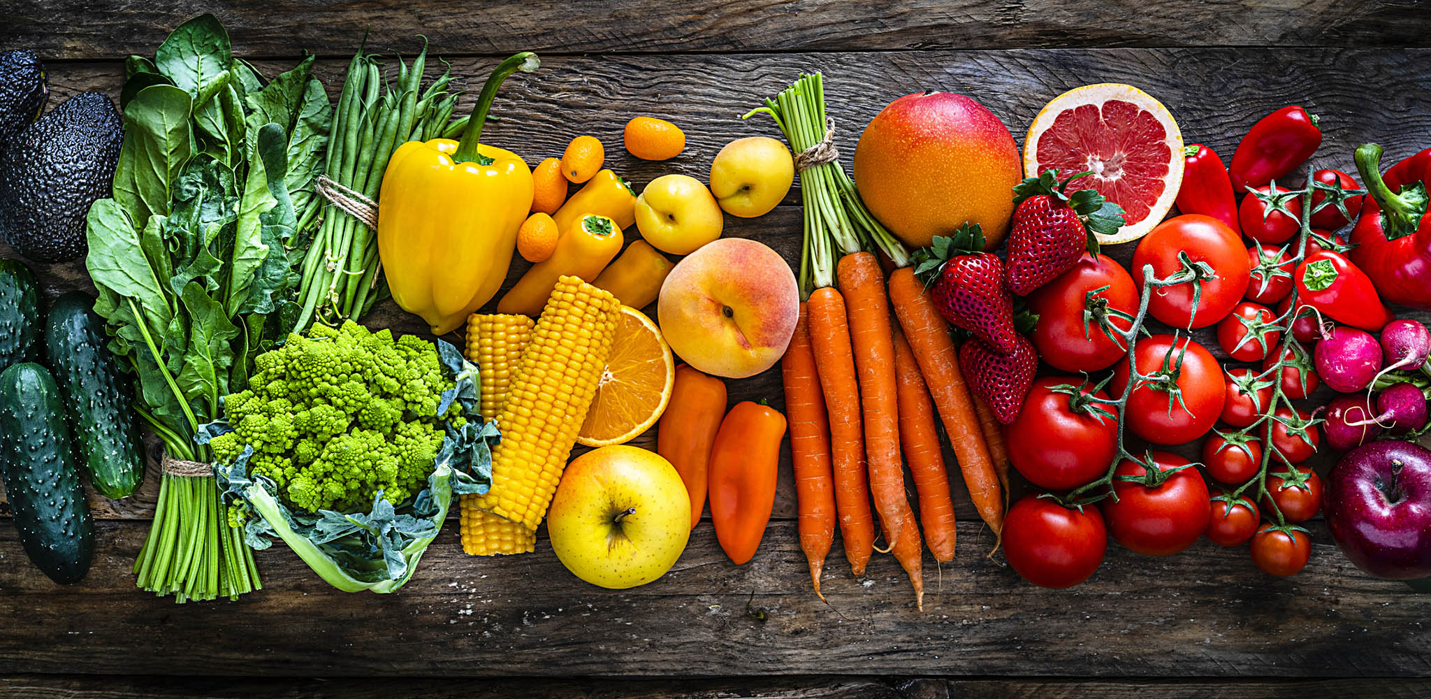legumes e frutas sobre uma mesa de madeira
