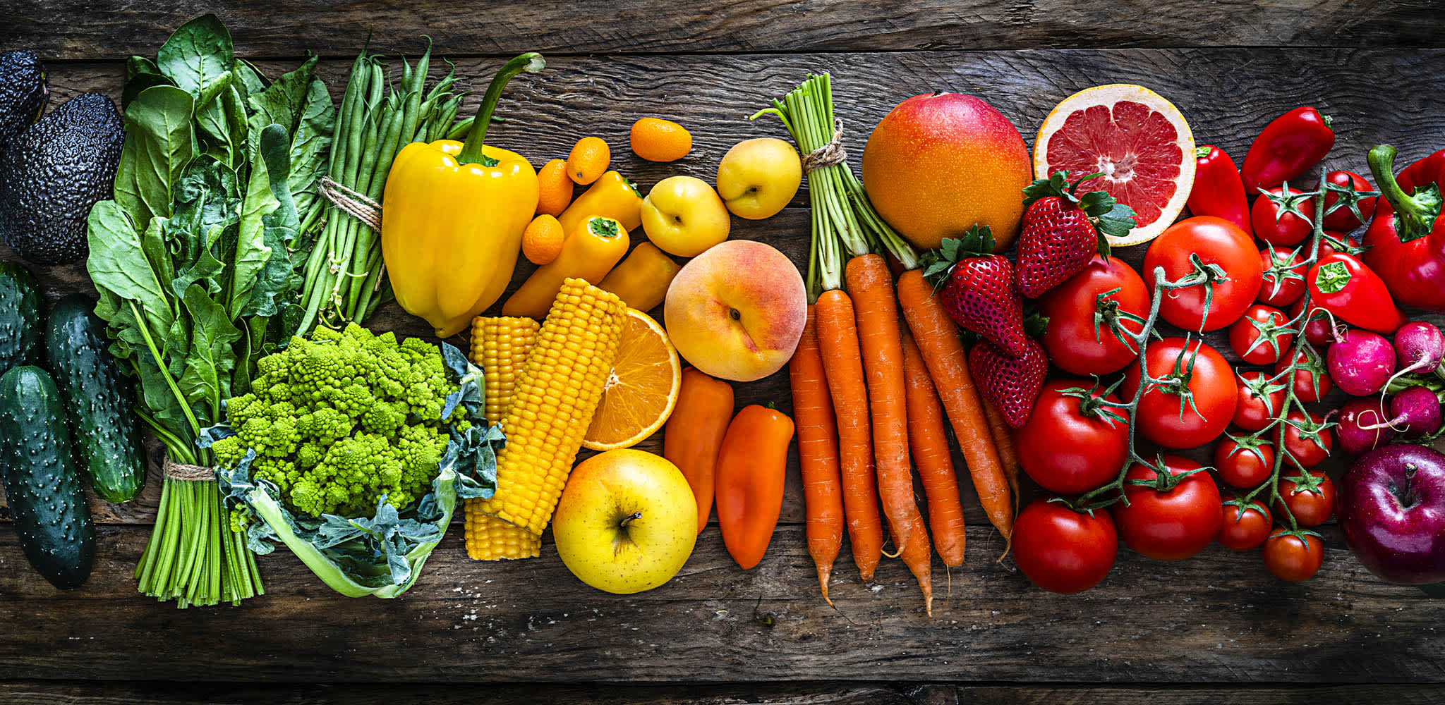 legumes e frutas sobre uma mesa de madeira