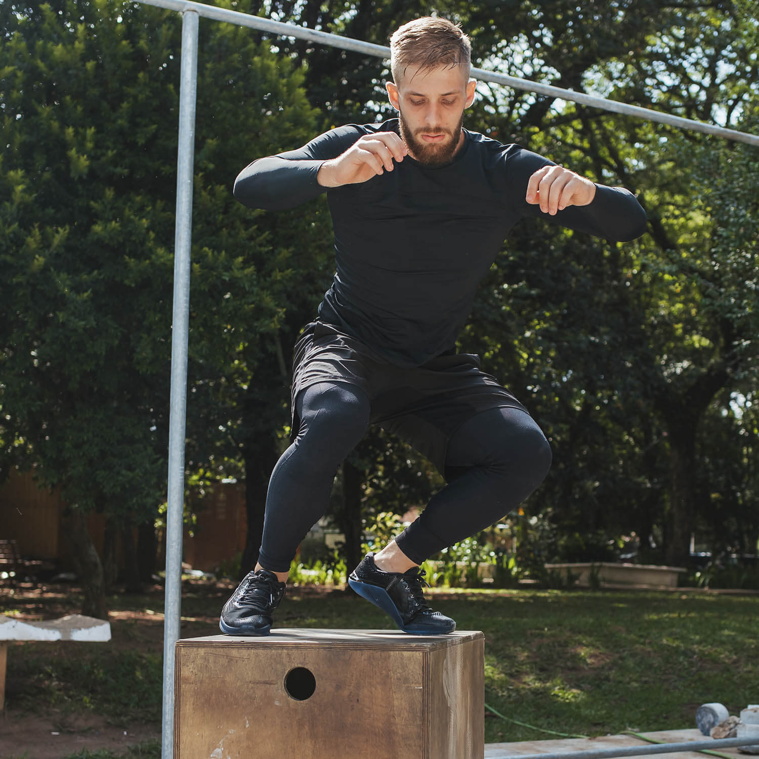 Homem faz salto em treino ao ar livre