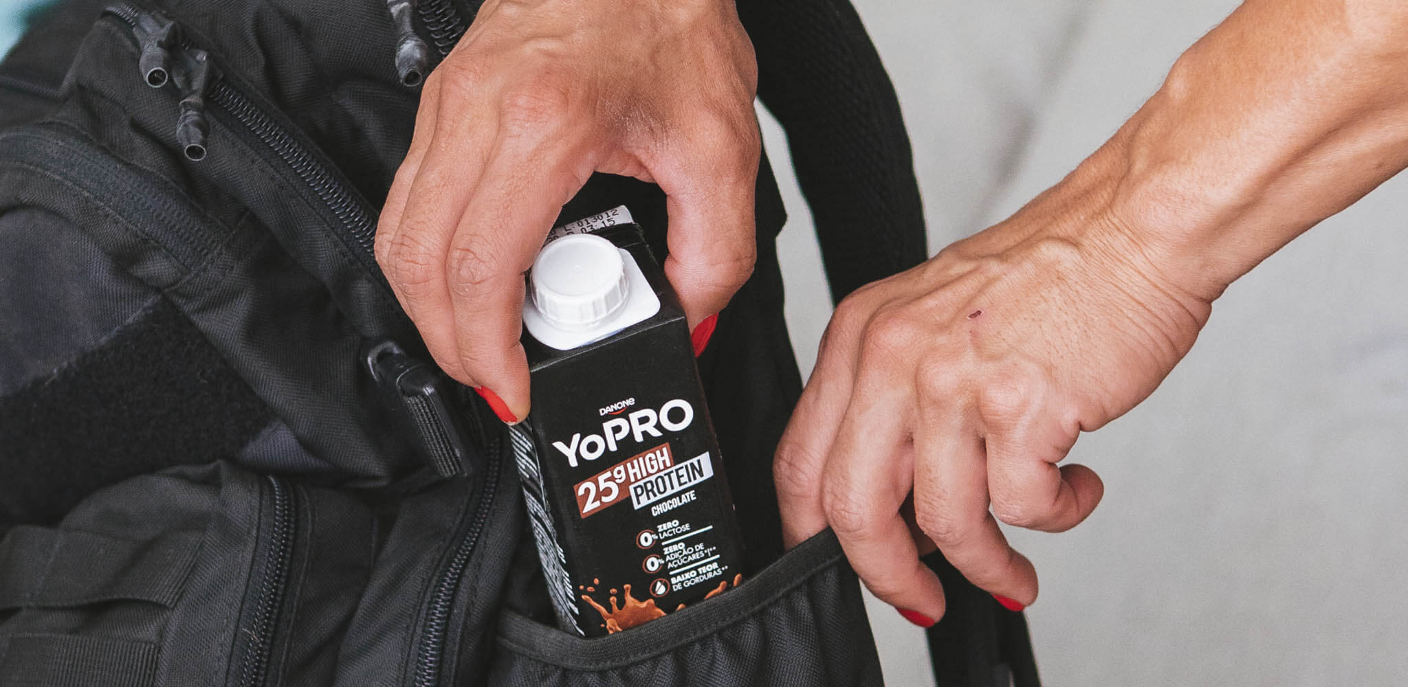 Homem retira YoPRO UHT da mochila