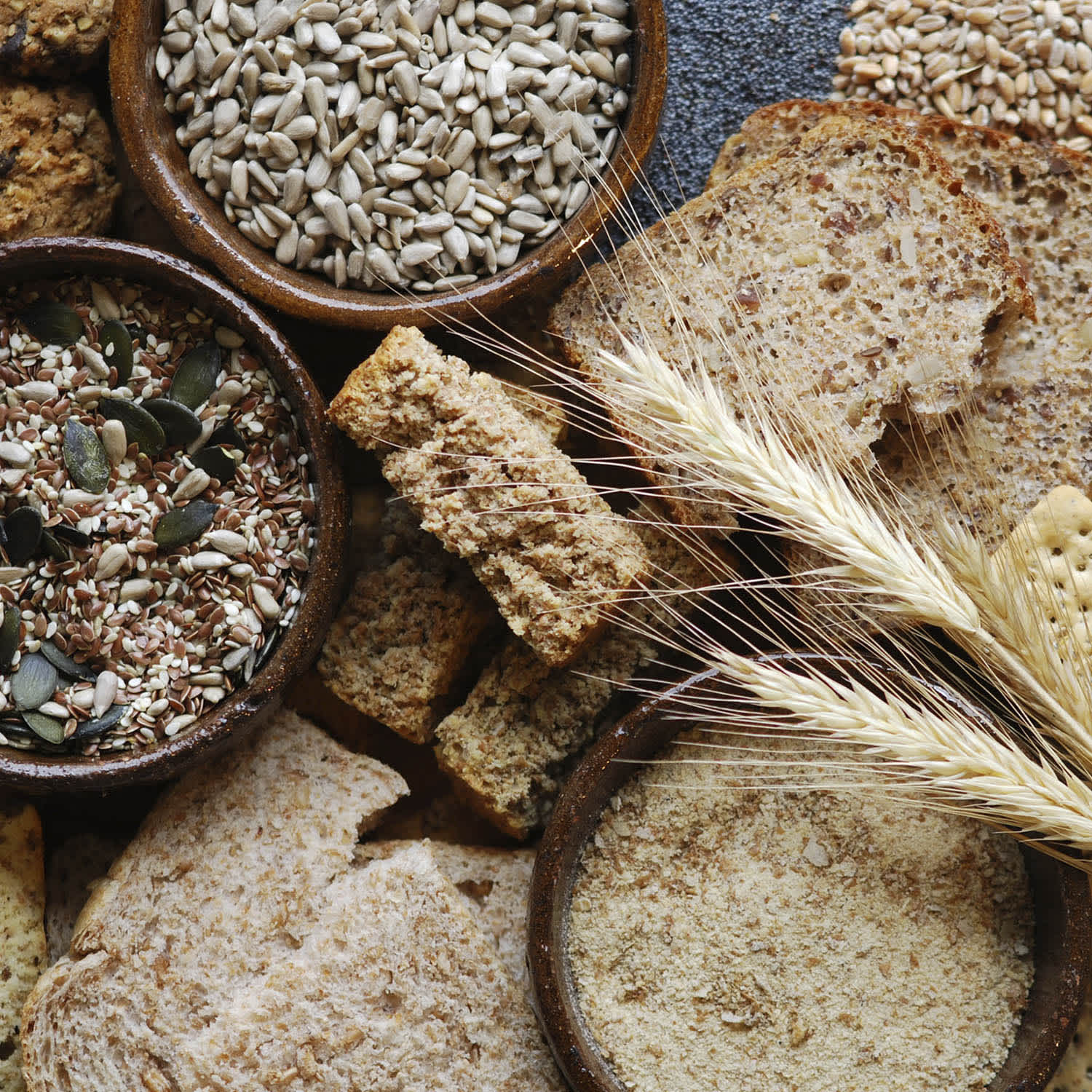 Mesa com produtos ricos em fibras, como aveia, granola e pães