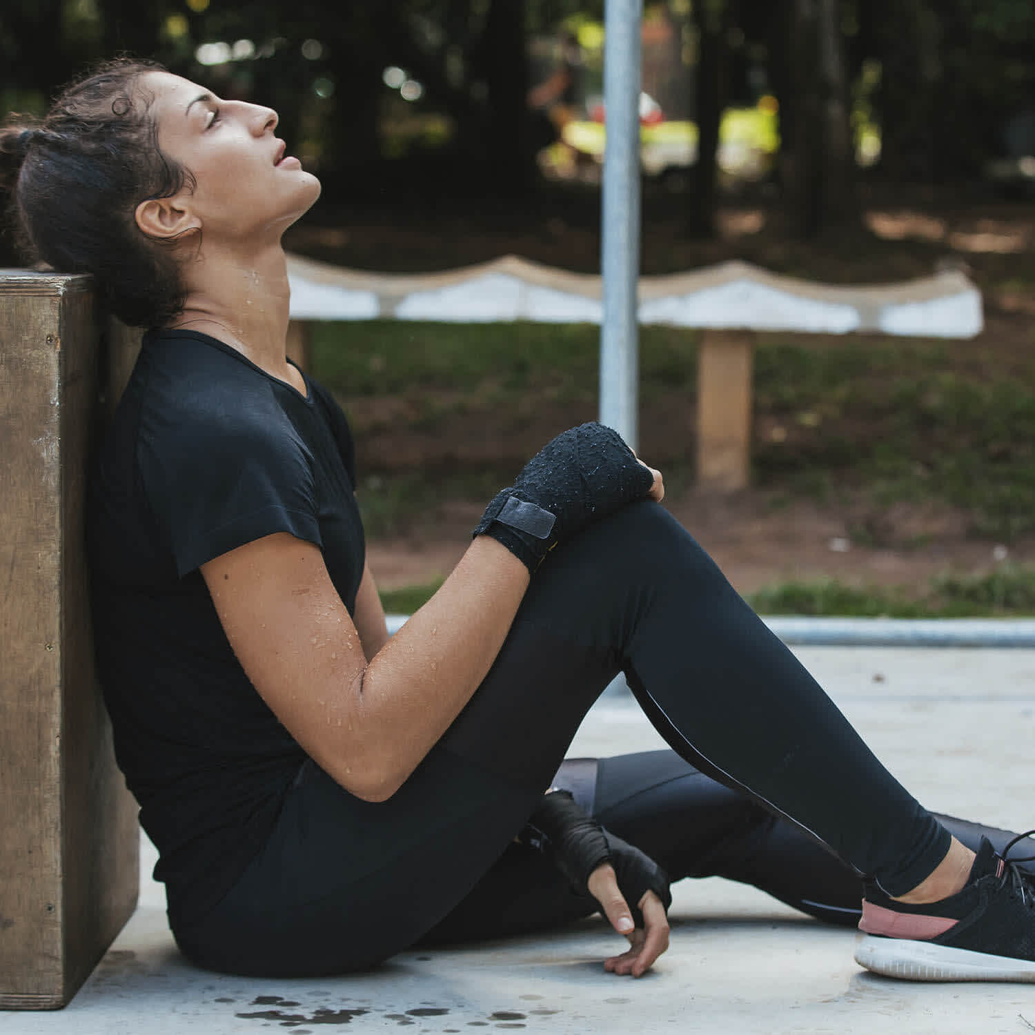 Mulher descansa entre série de exercícios