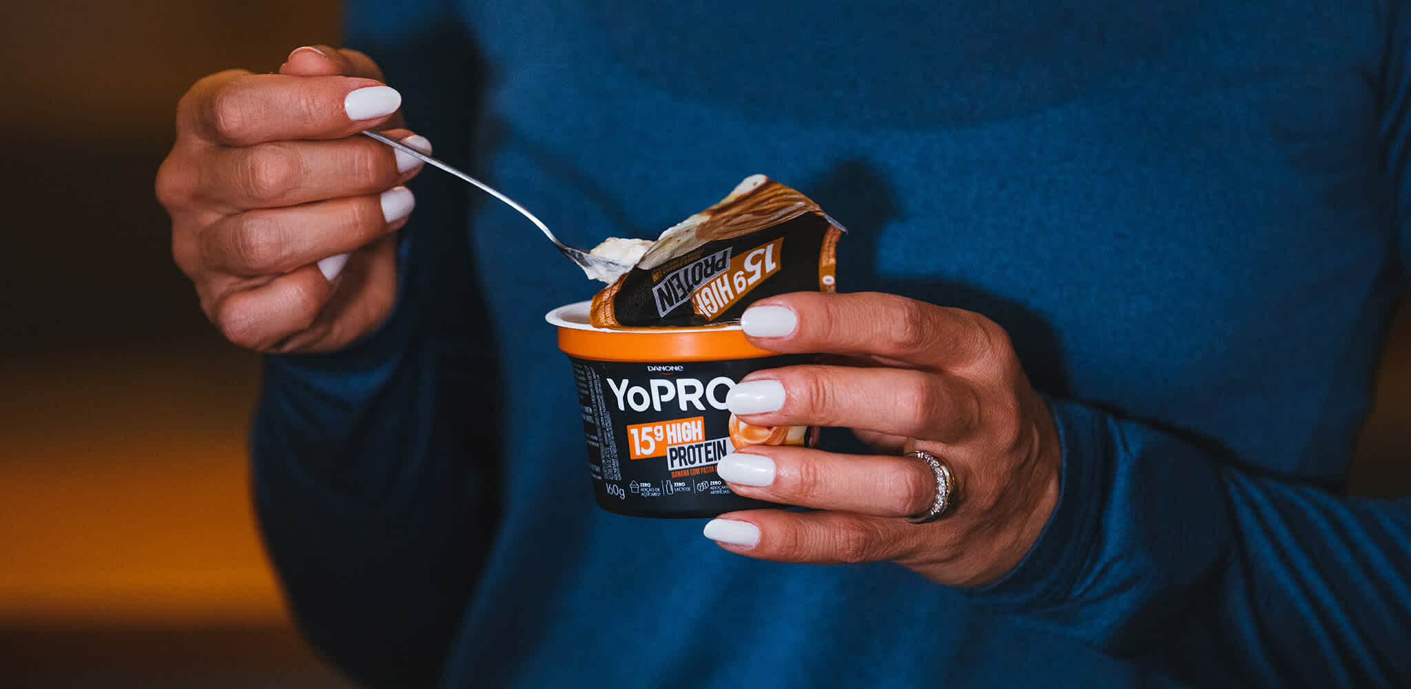 Mulher consome iogurte YoPRO