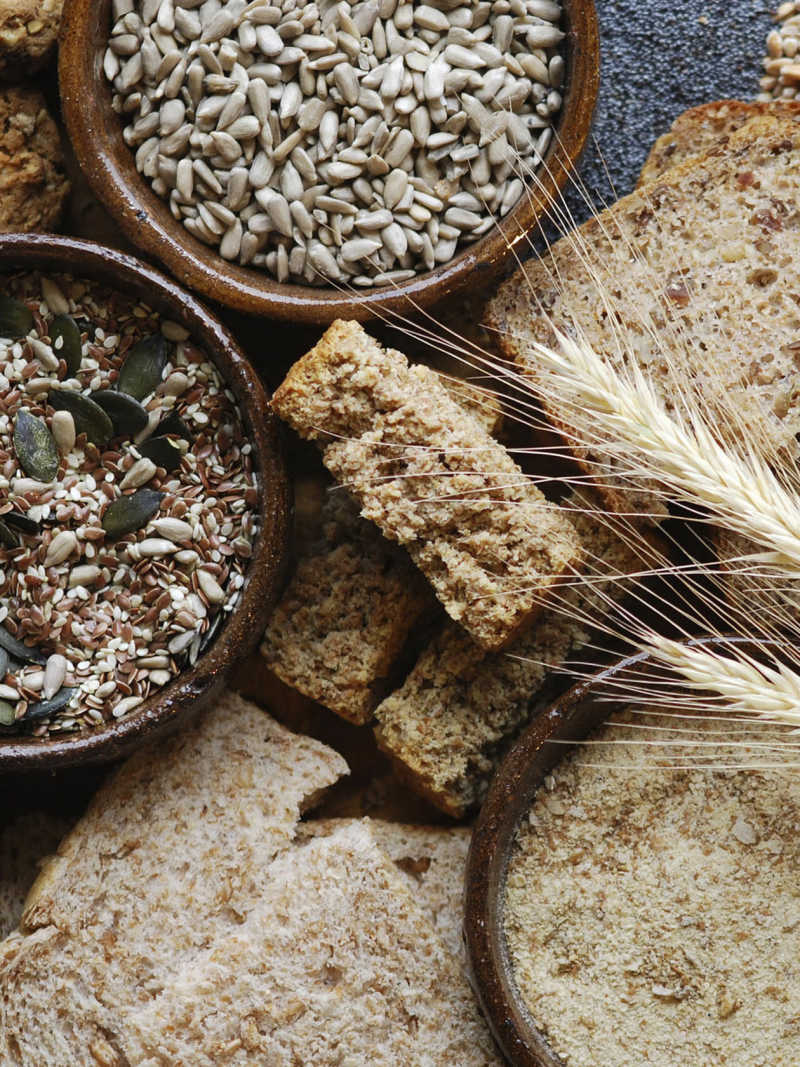 Mesa com produtos ricos em fibras, como aveia, granola e pães