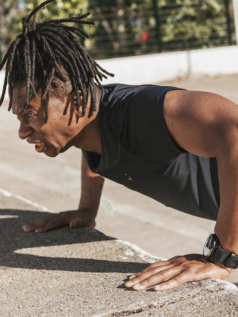 Homem faz exercício abdominal