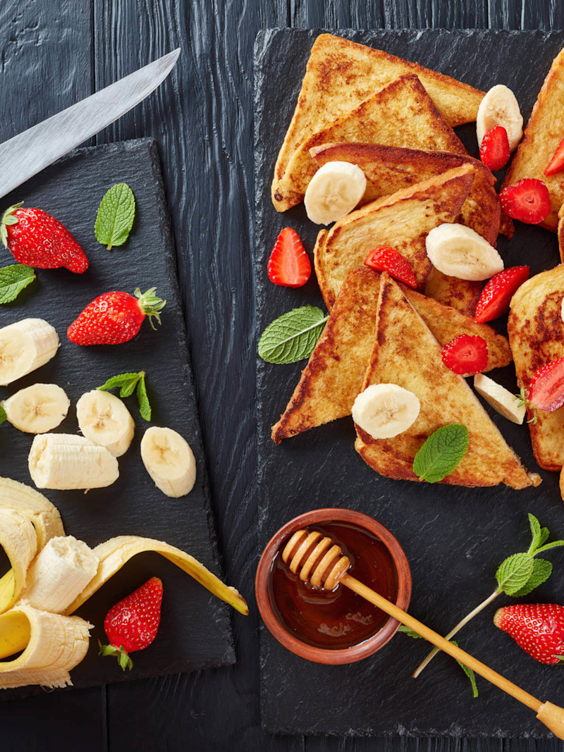 Torradas com banana e morango