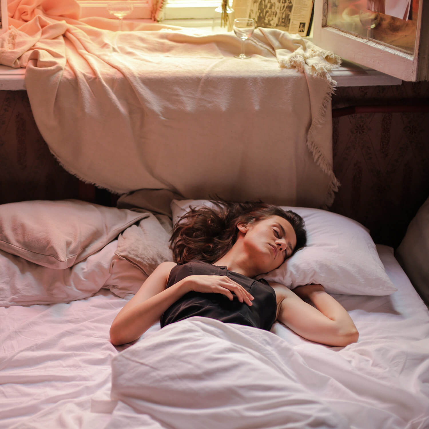 Mulher dormindo em cama de casal