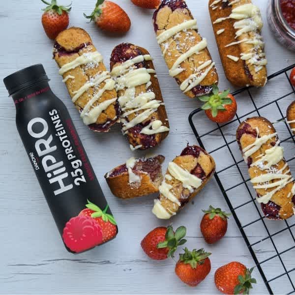 Découvrez notre recette hyperprotéinée pour réaliser des biscuits à la noix de coco et aux fraises HiRPO